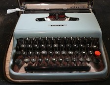 macchina per scrivere Olivetti Lettera 22 con custodia rigida (anni '60)