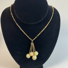 Collana con ciondolo tono oro