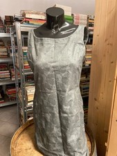 Abito smanicato grigio tubino