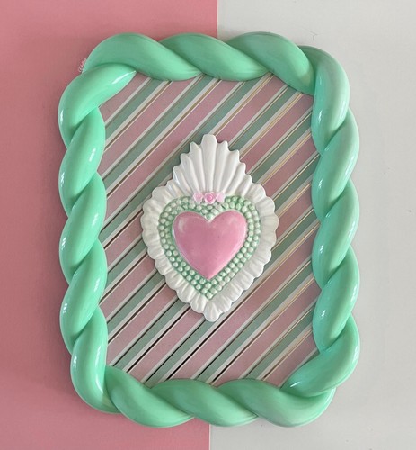 Cornice con cuore sacro