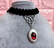 Collarino di Velluto ricamato Triquetra Triscele Vittoriano Portafoto Cabochon