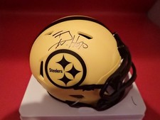 Mini casco firmato T.J. Watt