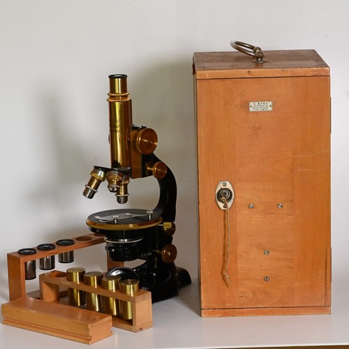 Antico vecchio microscopio