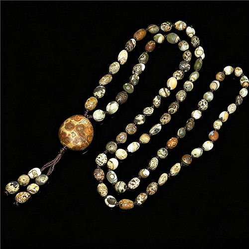 Collana con ciondolo esemplare