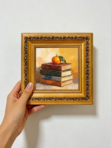 Libri antichi impilati - , frutta