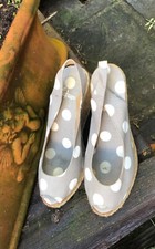 Espadrillas a macchie bianche e marroni chiare. Taglia 37. Made in Spain.