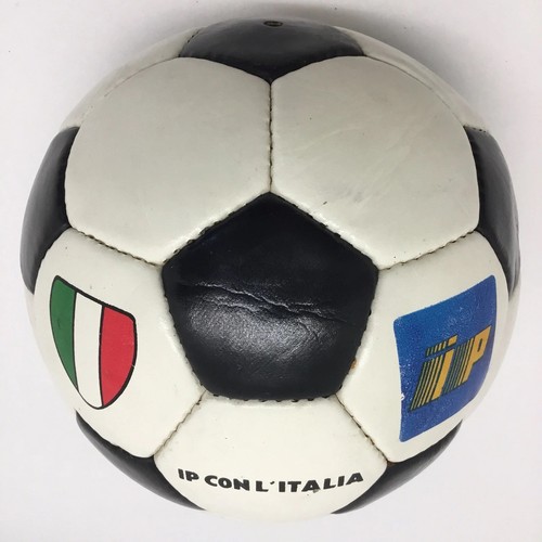 Vecchio pallone calcio in - vecchio,