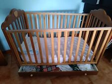 lettino bimbo/a in legno con sponde abbassabili e grande cassettone sottostante