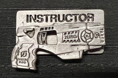 Rara spilla taser - , con
