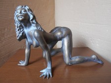 Scultura statuina   nudo di donna in sexy posa colore bronzeo firmata