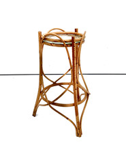 Un piedistallo in rattan