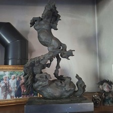 scultura che mostri raffigura