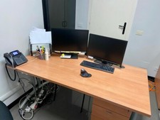 mobili da ufficio bellissimi. Scrivania, armadio con vetrina, mobile basso