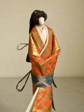 Giapponese vintage Bambola di carta Washi con base in legno: kimono arancione e obi grigio