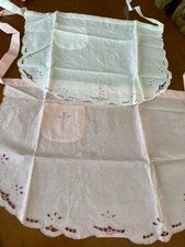 eleganti grembiulini cucina puro cotone ricamati a mano (uno rosa e uno bianco) 