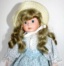 Vecchia bambola con supporto