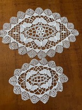 Gruppo di n. 2 centrini ovali