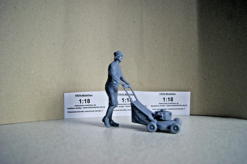 Statuina uomo con - , tosaerba