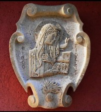 Stemma In Travertino Romano Con Bassorilievo Raffigurante La Virgo Fidelis .