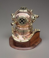 Idea Regalo- casco da palombaro in rame e ottone con supporto in legno da tavolo