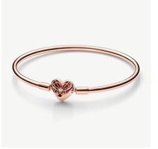 Pandora 582594C01-17 Bracciale Rose Gold Rigido Chiusura a Cuore e Farfalla 