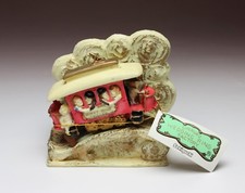Trolley luna di miele mini carillon ceramica sopra l'arcobaleno basso poli statuina
