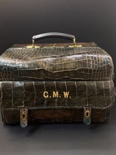 Drew & Sons Borsa da Dottore in Coccodrillo 1900 Londra - Monogramma C.M.W. - Antico raro