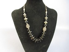 Collana da donna vintage elegante argentata con sfere nere