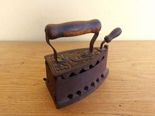 ANTICO FERRO DA STIRO A CARBONELLA IN GHISA MANICO LEGNO PORTAFIORI PORTA VASO