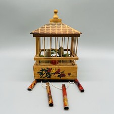 Uccellini cantanti vintage in gabbia di legno con campanelli a vento funzionanti a batteria