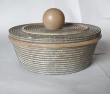 Antica ciotola con coperchio