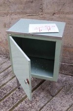 COMODINO  STIPETTO DI LAMIERA E FORMICA VERDE E ALLUMINIO  ANNI 60 INDUSTRIAL