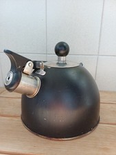 Bollitore nero che - , fischia