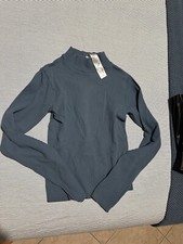 Maglioncino blu, manica lunga, collo alto, oblò sulla schiena