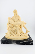 Statua Pietà su piedistallo -