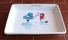 Teglia OLIMPIADI TORINO 2006 Mascotte Neve e Gliz HOCKEY Olympic games ceramica