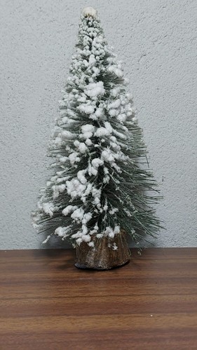 Albero presepe pino nevicato