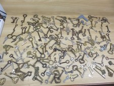 Enorme lotto collezione raccolta di CHIAVI ANTICHE per mobile porta armadio etc