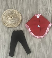 Poncho, pantaloni, cappello di