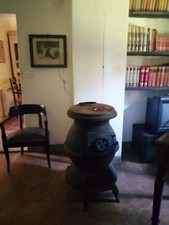 antica stufa a legno in ghisa usata in buone condizioni - complemento d'arredo.