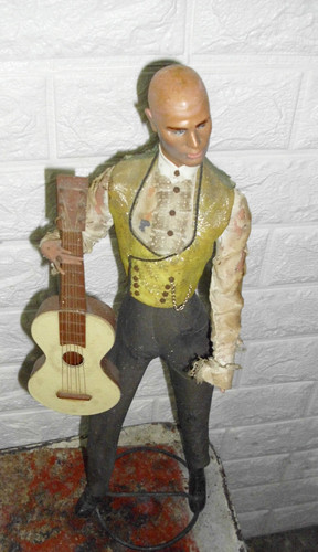 Vecchio manichino con chitarra