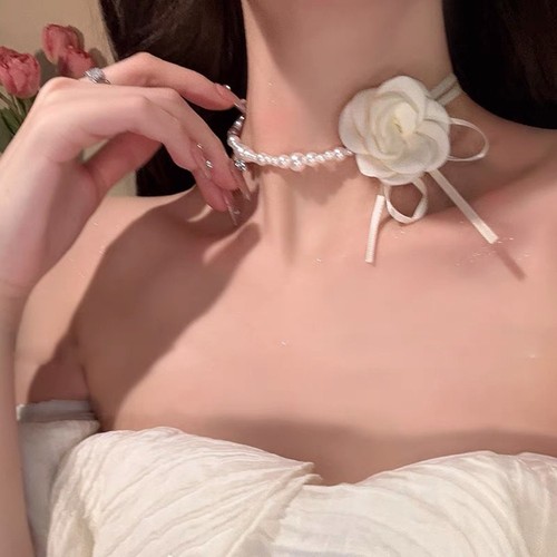 Collana con ciondolo alla - , moda