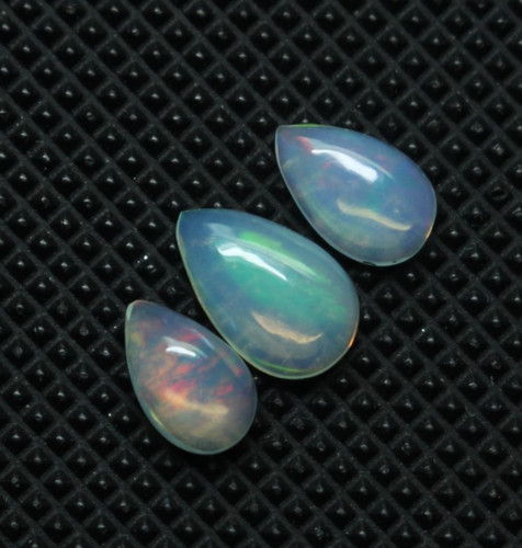 Opale pietra preziosa cabochon