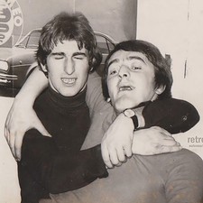 Due giovani uomini belli e