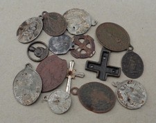 Lotto di 15 oggetti religiosi. reperti di terreno