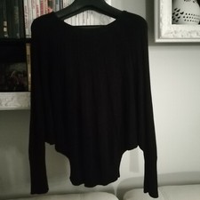 Maglia nera pipistrello scollo