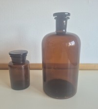 Antichi vasi da farmacia in vetro