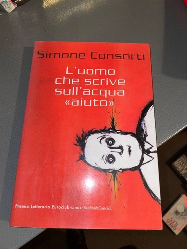 Uomo che scrive sull - che,
