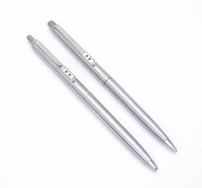 Penna a sfera e matita in