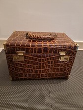 Beauty case in coccodrillo e metallo dorato